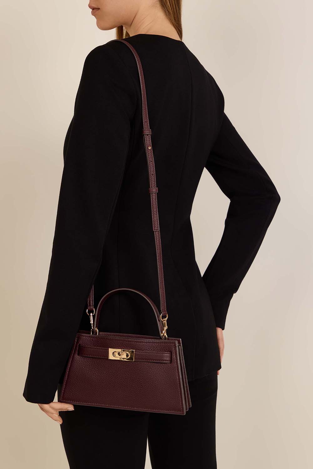 תמונת כל הלוק של תיק קרוס בודי